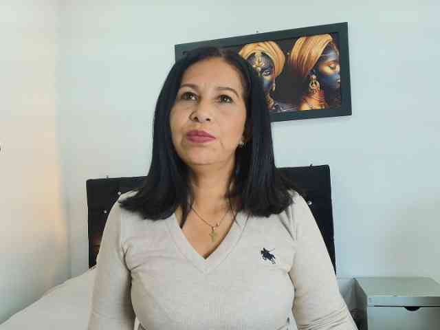 Shanon-mature webcam