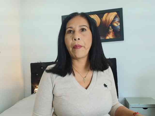 Shanon-mature webcam