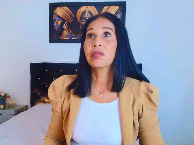 Shanon-mature webcam
