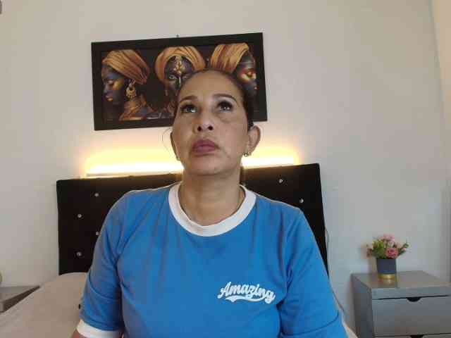 Shanon-mature webcam