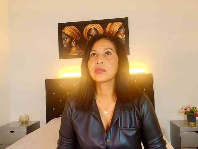 Shanon-mature webcam