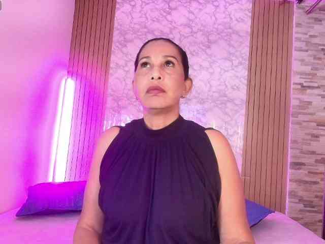 Shanon-mature webcam