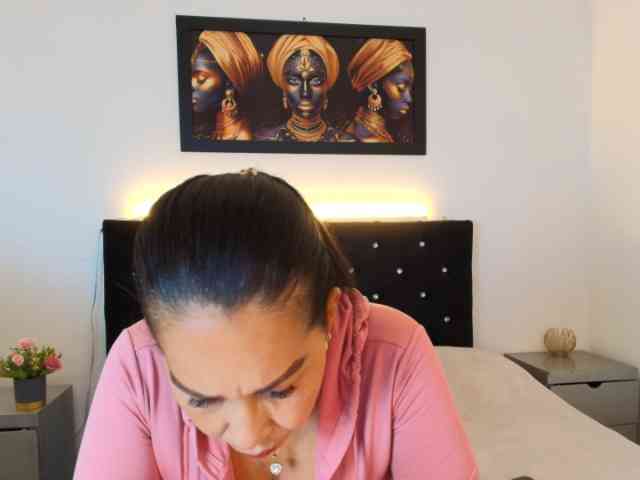 Shanon-mature webcam