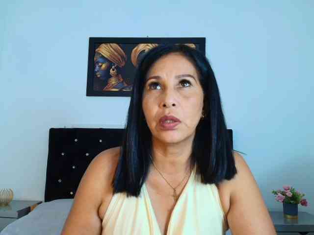Shanon-mature webcam