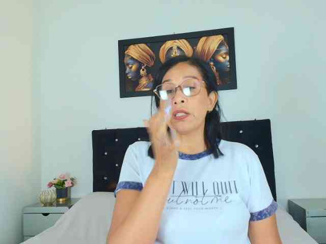 Shanon-mature webcam