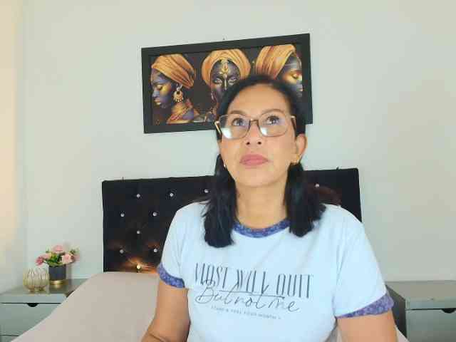Shanon-mature webcam