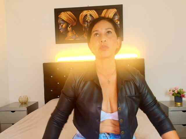 Shanon-mature webcam