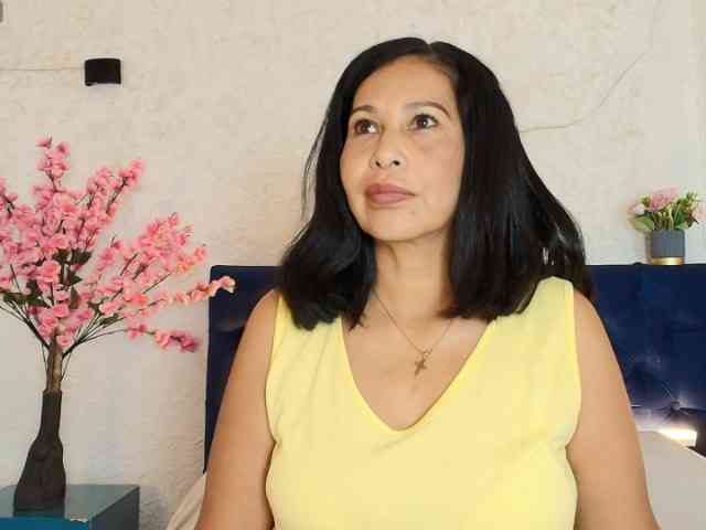 Shanon-mature webcam