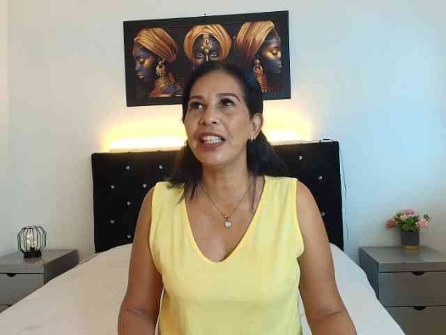Shanon-mature webcam