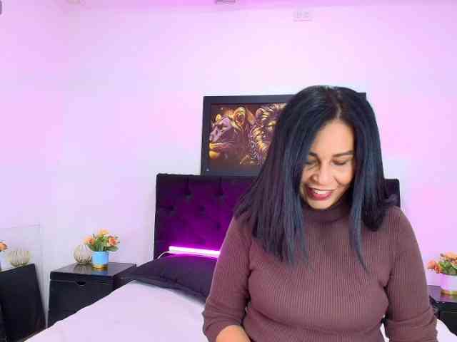 Shanon-mature webcam