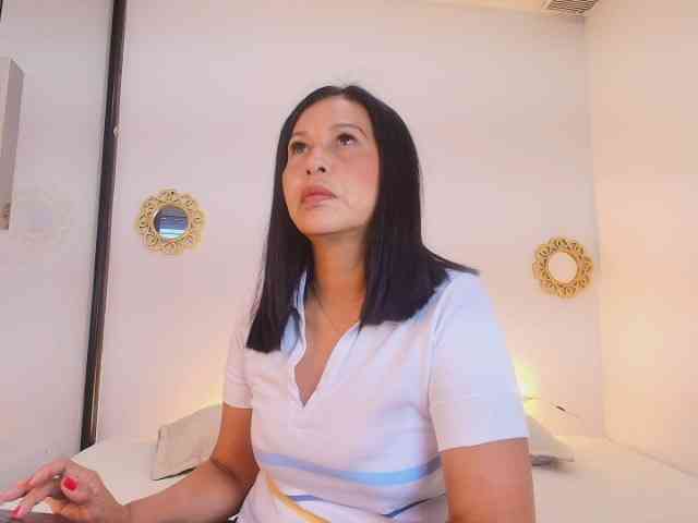 Shanon-mature webcam