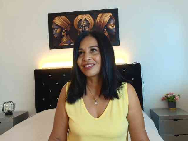 Shanon-mature webcam