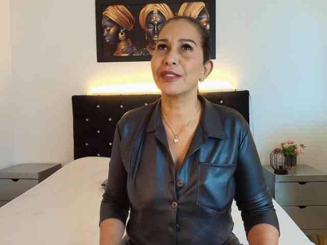 Shanon-mature webcam