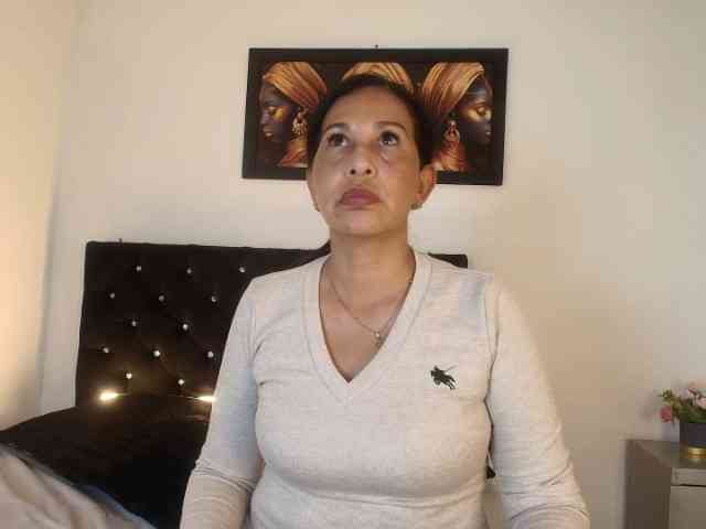 Shanon-mature webcam