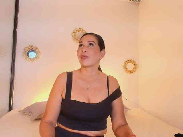 Shanon-mature webcam