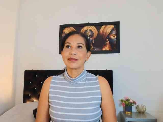 Shanon-mature webcam