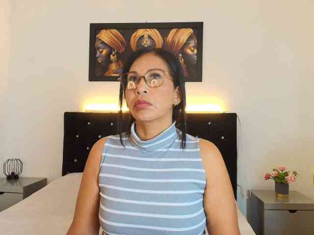 Shanon-mature webcam