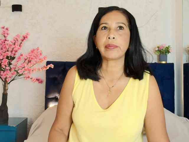 Shanon-mature webcam