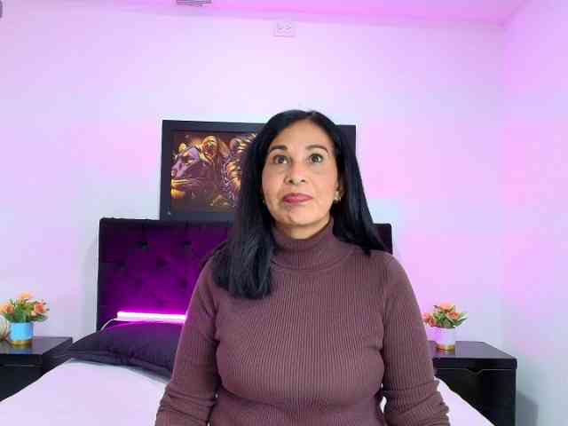 Shanon-mature webcam