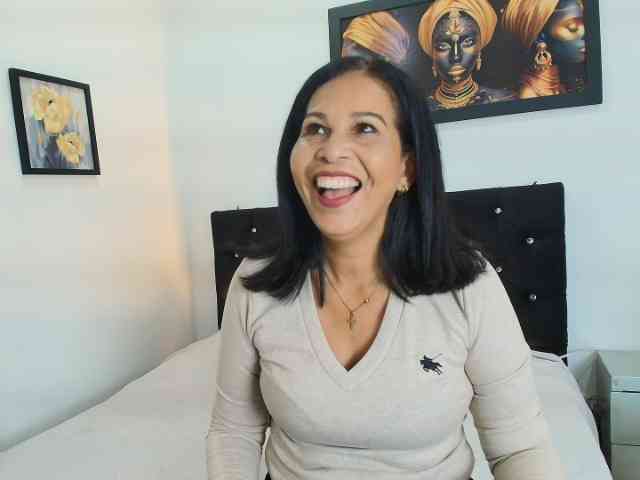 Shanon-mature webcam