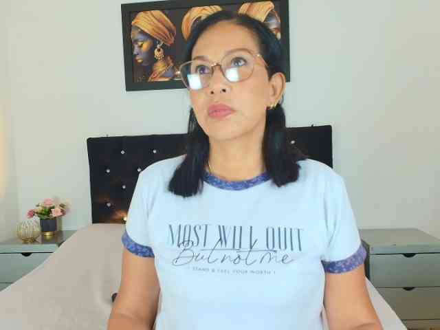 Shanon-mature webcam