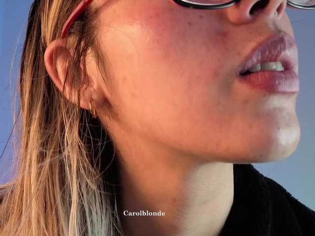 Charlotte-glasses live cam on BongaCams