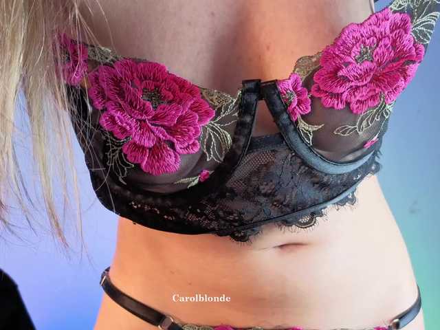 Charlotte-glasses live cam on BongaCams