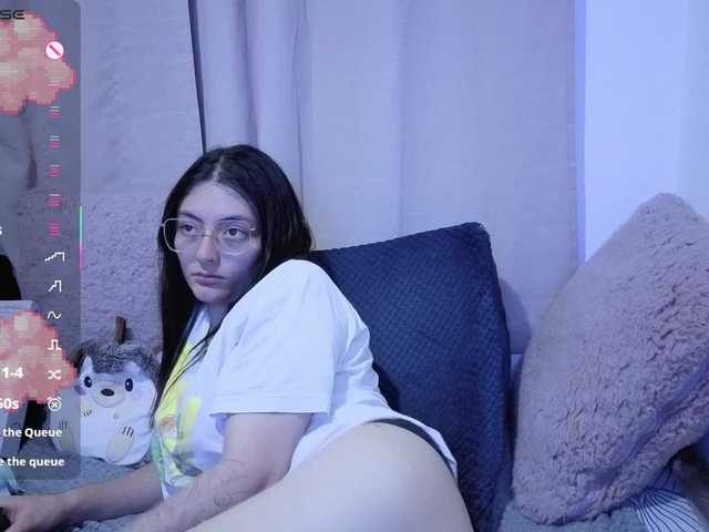 Lesliee22 live cam on BongaCams