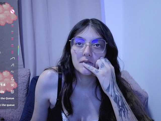 Lesliee22 live cam