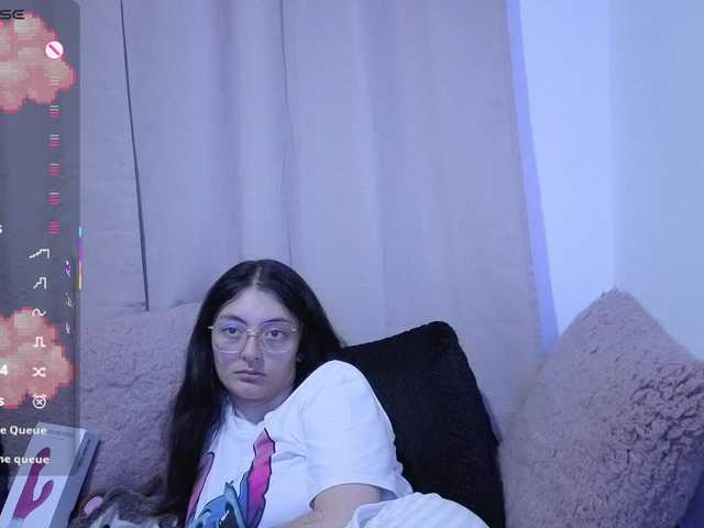 Lesliee22 live cam on BongaCams