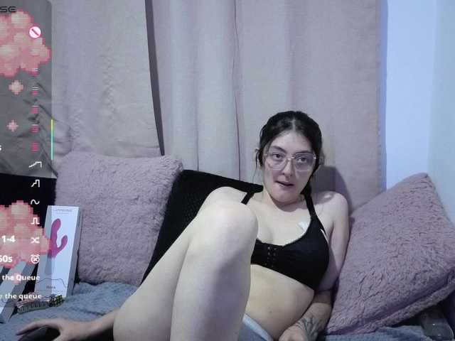Lesliee22 live cam on BongaCams
