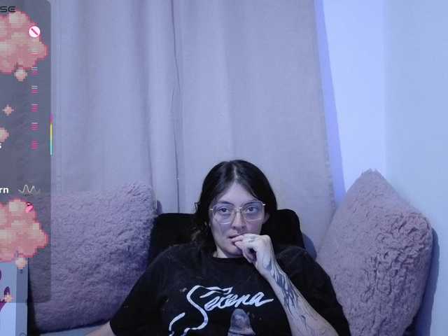 Lesliee22 live cam on BongaCams