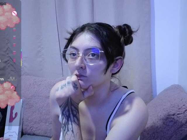 Lesliee22 live cam on BongaCams