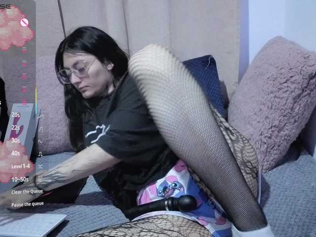 Lesliee22 live cam on BongaCams