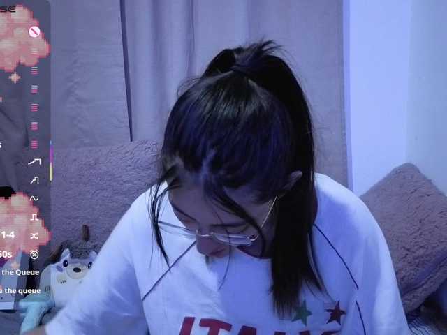 Lesliee22 live cam on BongaCams
