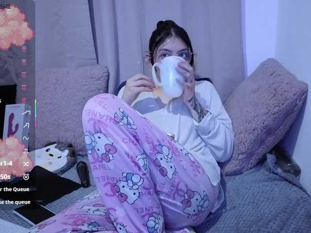Lesliee22 live cam on BongaCams