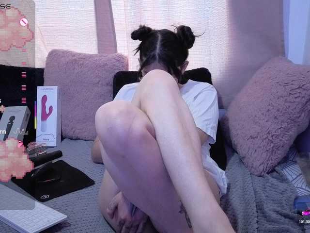 Lesliee22 live cam on BongaCams