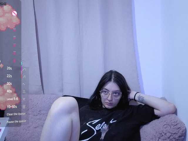 Lesliee22 live cam on BongaCams