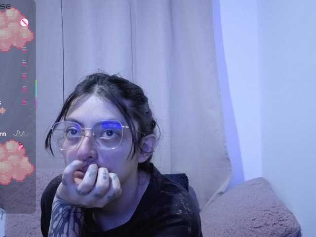 Lesliee22 live cam on BongaCams