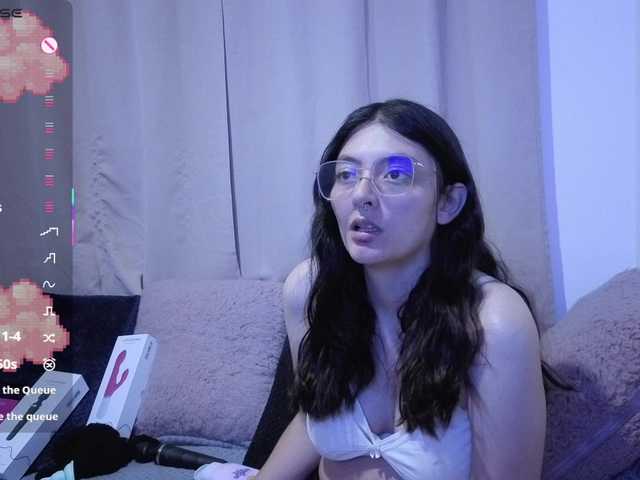 Lesliee22 live cam on BongaCams