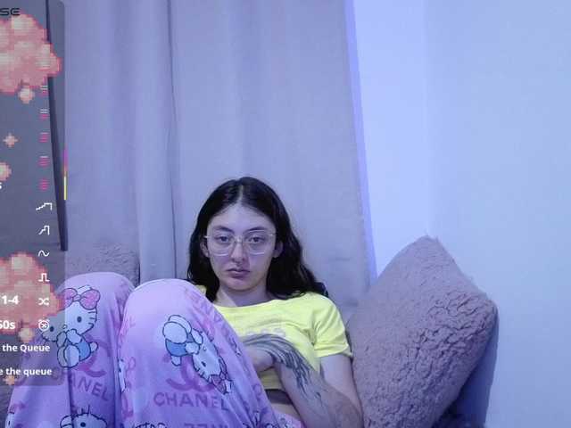 Lesliee22 live cam on BongaCams