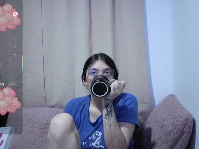 Lesliee22 live cam on BongaCams