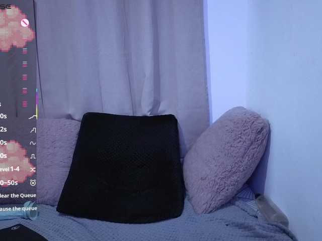 Lesliee22 live cam on BongaCams