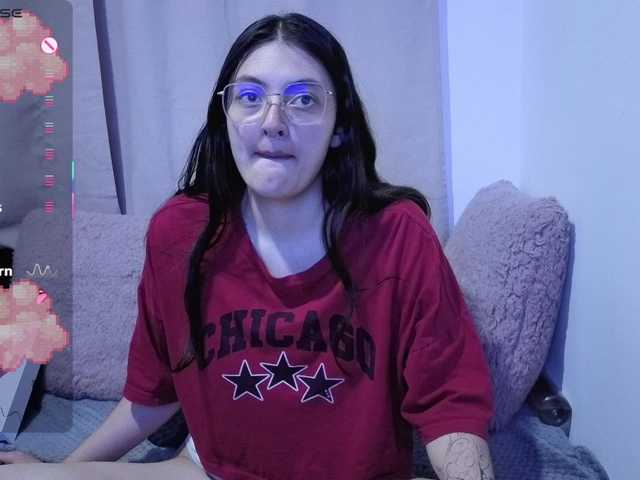 Lesliee22 live cam on BongaCams
