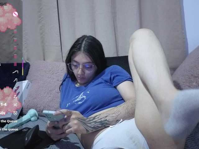 Lesliee22 live cam on BongaCams