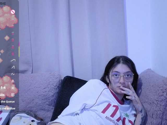 Lesliee22 — live female cam