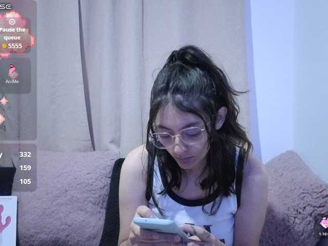 Lesliee22 live cam on BongaCams
