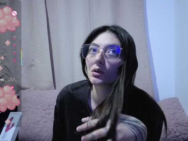 Lesliee22 live cam on BongaCams