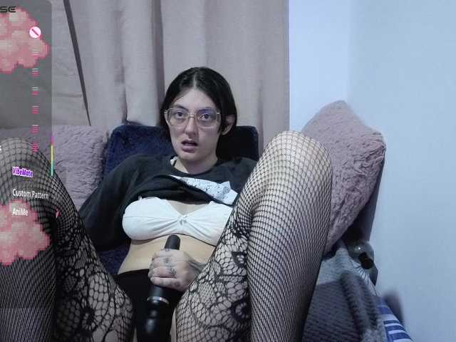 Lesliee22 live cam on BongaCams