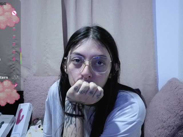 Lesliee22 live cam on BongaCams